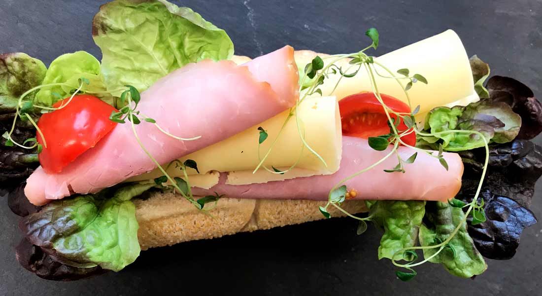 Baguette med ost og skinke
